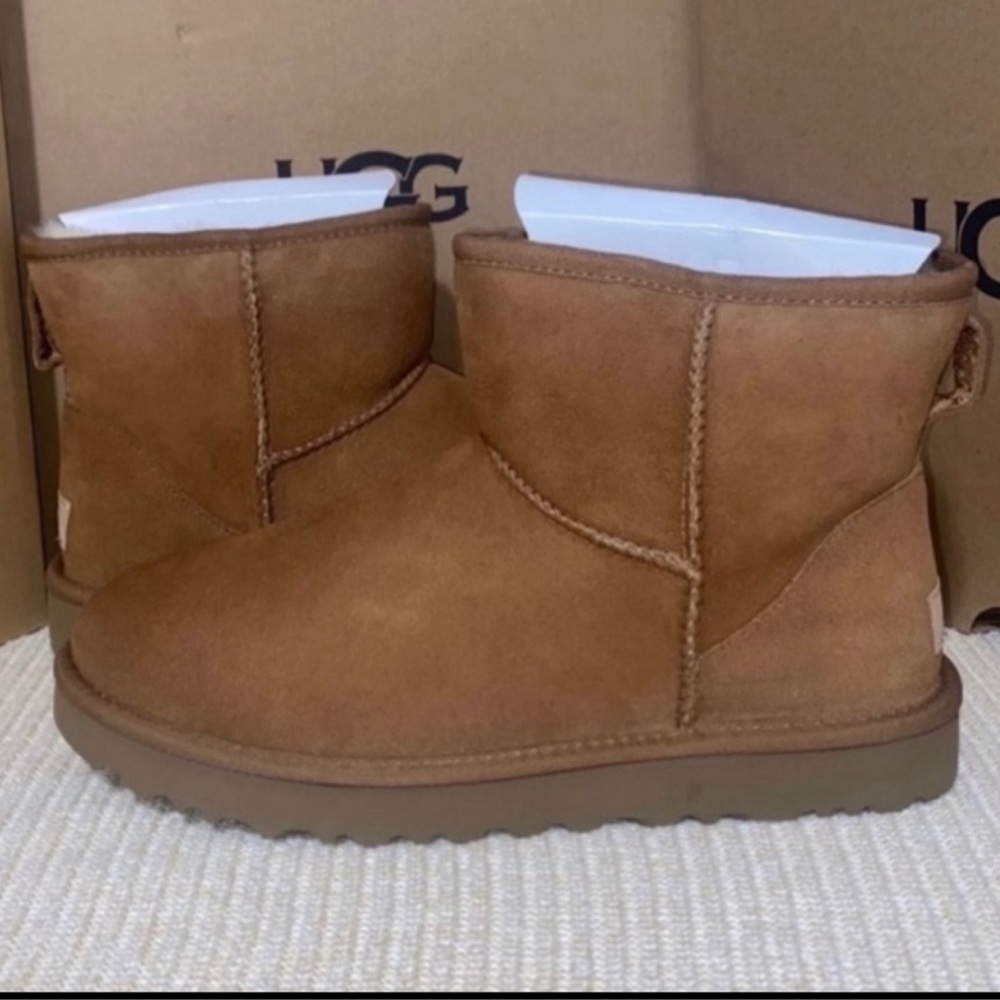 - UGG CLASSIC MINI